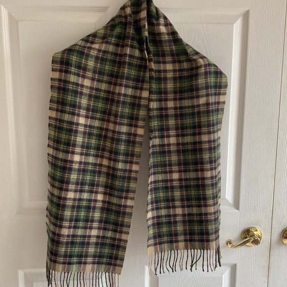 Scottish 100% cashmere tartan scarf. 12”x68”. In excellent condition. - Picture 3 of 4